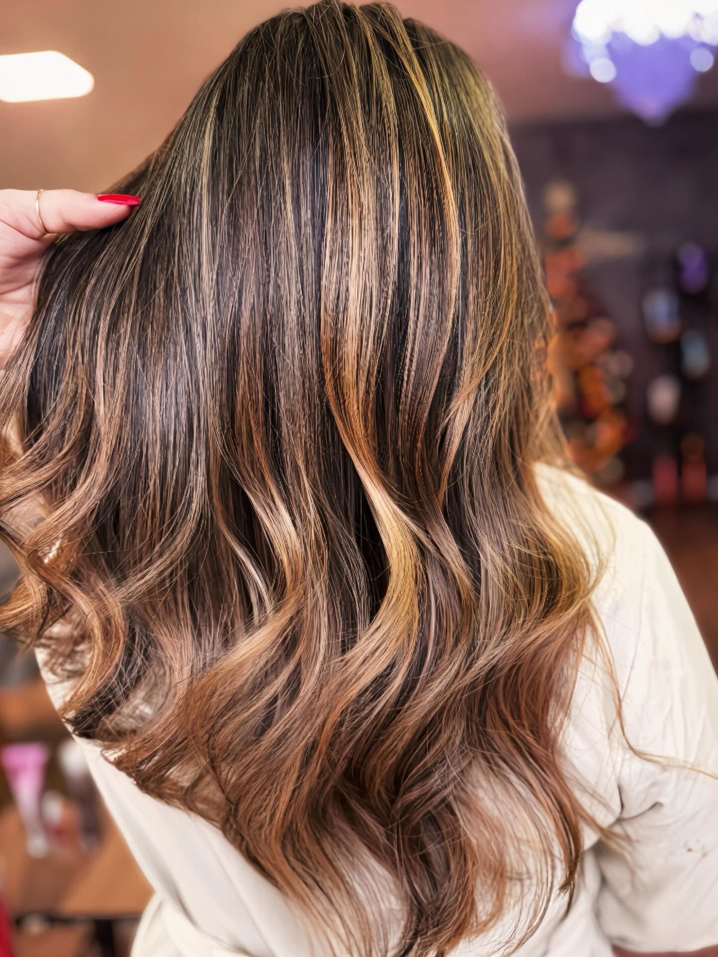 Mechas caramelo em cabelo castanho, vistas de costas